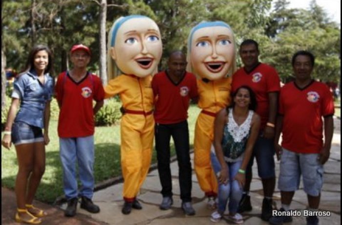 Caminhão de coleta de resíduos em operação